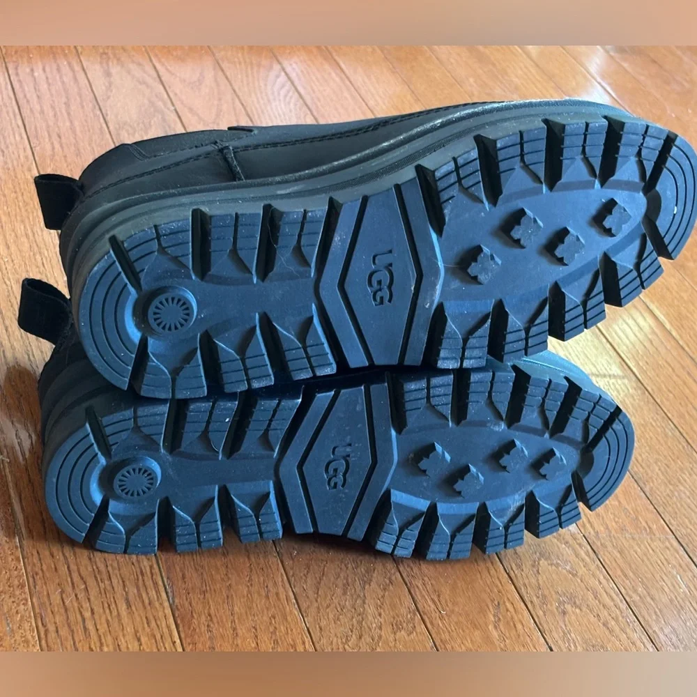 UGG Black Platform Chelsea Boots. Size 8.5. Like New. - Picture 4 of 5